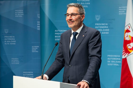 Il presidente della Provincia autonoma di Bolzano, Arno Kompatscher, durante la conferenza stampa di oggi, 31 gennaio: Lo stralcio delle cartelle fino a 1.000 euro costituirebbe un'ingiustizia nei confronti di quei cittadini che hanno pagato le imposte. Foto: ASP/Fabio Brucculeri)