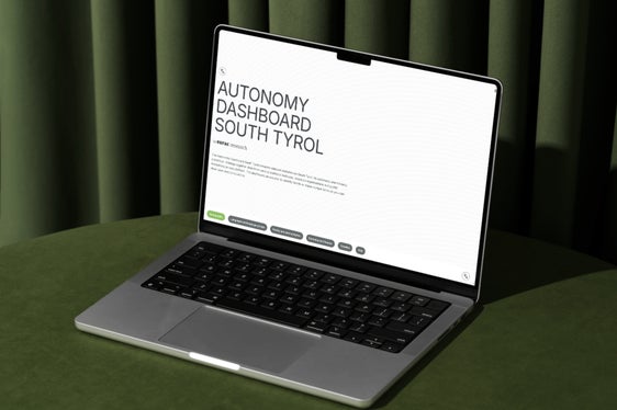 “L’Autonomy Dashboard South Tyrol non è solo un supporto tecnico, ma anche uno strumento strategico poiché arricchisce la ricerca e supporta i processi decisionali politici presentando in una forma comprensibile e accessibile dati che altrimenti sarebbero complessi. (Foto: Eurac Research)