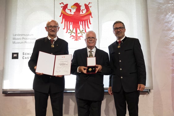 Dr. Werner Wallnöfer (Mitte) aus Bozen freute sich über die Ehrung für seine Verdienste um das Kirchen- sowie Gemeinwesen, insbesondere als langjähriger Präsident des Pfarrgemeinderats. Er erhielt die Auszeichnung aus den Händen der Landeshauptleute Anton Mattle (links) und Arno Kompatscher. (Foto: Land Tirol/Sedlak)