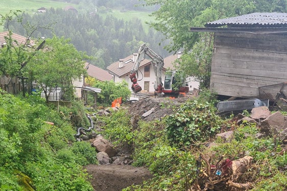 Mit der Errichtung von Sohlschwellen und der Neuanlage oder Renovierung der Uferschutzmauern verstärkt die Wildbachverbauung den Hochwasserschutz am Tisenserbach in Tisens in der Gemeinde Kastelruth. (Foto: LPA/Landesamt für Wildbach- und Lawinenverbauung Süd)