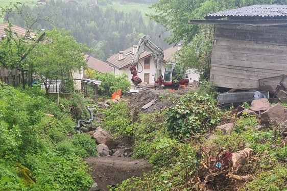 Mit der Errichtung von Sohlschwellen und der Neuanlage oder Renovierung der Uferschutzmauern verstärkt die Wildbachverbauung den Hochwasserschutz am Tisenserbach in Tisens in der Gemeinde Kastelruth. (Foto: LPA/Landesamt für Wildbach- und Lawinenverbauung Süd)