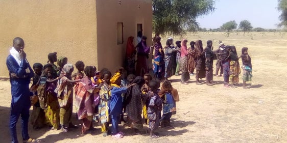 Im Niger wird eine Schule der kulturellen und sprachlichen Minderheit der Wodaabe unterstützt. Die Minderheit lebt vor allem in Folge des Klimawandels in prekären Verhältnissen und wird vom Staat nicht unterstützt. Das Dorf ist stolz auf seine Schule und die Bevölkerung bringt sich stark ein. (Foto: LPA/Donne Nissà)