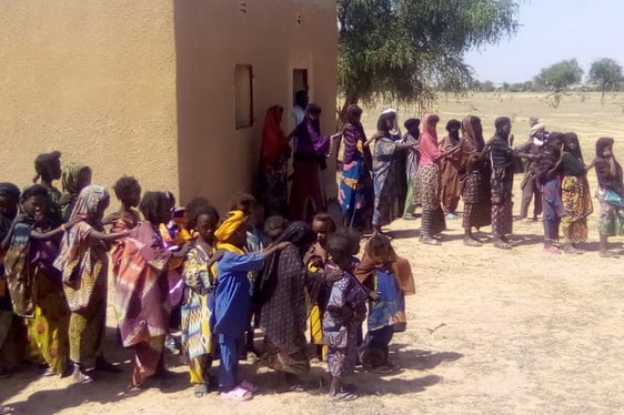 In Niger, in un'area molto remota, è sostenuta la piccola scuola della minoranza linguistica e culturale dei Wodaabe. La minoranza vive in condizioni molto precarie, in parte a causa dei cambiamenti climatici, e non riceve quasi alcun sostegno dallo Stato. La comunità del villaggio è molto orgogliosa della sua scuola e la partecipazione della popolazione è grande. (Foto: ASP/Donne Nissà)