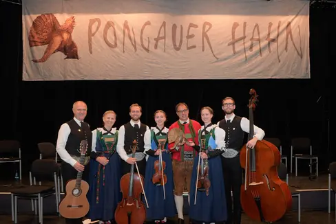 Beim Festabend zur Verleihung des renommierten Volksmusikpreises Pongauer Hahn am 9. Mai in St. Johann im Pongau: Pate Robert Schwärzer (Dritter von rechts) mit der Familienmusik Huber. (Foto: LPA/Verein Pongauer Hahn)