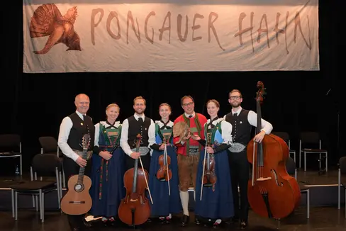 Beim Festabend zur Verleihung des renommierten Volksmusikpreises Pongauer Hahn am 9. Mai in St. Johann im Pongau: Pate Robert Schwärzer (Dritter von rechts) mit der Familienmusik Huber. (Foto: LPA/Verein Pongauer Hahn)