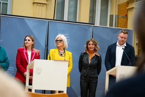 Gemeinsames Engagement, um Frauen zu stärken: Irene Vieider (Katholische Frauenbewegung), Ulrike Oberhammer und Nadia Mazzardis (Landesbeirat für Chancengleichheit), Heidrun Goller (KVW Frauen) und Philipp Tarfusser (Südtiroler Jugendring). Die Aktion wird zudem vom Katholischen Familienverband und von der Südtiroler Bäuerinnenorganisation getragen. (Foto: LPA/Fabio Brucculeri)