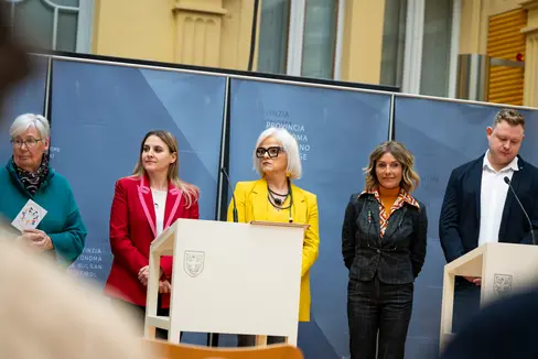 Impegno comune per la Giornata internazionale della donna: da sinistra Irene Vieider (Katholische Frauenbewegung), Ulrike Oberhammer e Nadia Mazzardis (Commissione provinciale pari opportunità), Heidrun Goller (KVW Donne) e Philipp Tarfusser (Südtiroler Jugendring). L'iniziativa è sostenuta dal Katholischen Familienverband e dalla Südtiroler Bäuerinnenorganisation. (Foto: USP/Fabio Brucculeri)