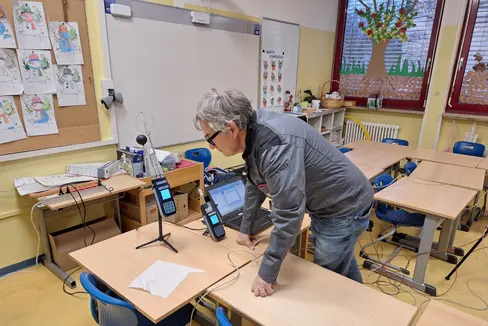 L'obiettivo del progetto “necessARIA” è migliorare la qualità dell'aria nelle aule scolastiche attraverso soluzioni tecniche: un tecnico del Laboratorio Analisi aria e radioprotezione effettua misurazioni della qualità dell'aria nella scuola Manzoni di Bolzano. (Foto: USP/Gnews)