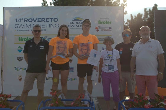 Una delle premiazioni della tappa di Rovereto. Nella foto (da sinistra) Cristian Sala, presidente del Comitato Provinciale Fin Trentino, Karolina Seeber e Jan Bacher (Schwimmclub Brixen), Sabine Mair Dejakum (SC Brixen-Bressanone), Robert Krismer (presidente del Tiroler Wassersportverein Schwimmen), Gianfranco Barbiero (presidente 2001 Team e direzione del Centro Natatorio Rovereto). (Foto: ESC)