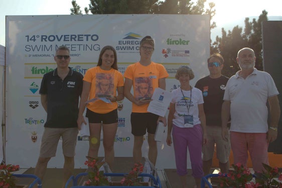 Una delle premiazioni della tappa di Rovereto. Nella foto (da sinistra) Cristian Sala, presidente del Comitato Provinciale Fin Trentino, Karolina Seeber e Jan Bacher (Schwimmclub Brixen), Sabine Mair Dejakum (SC Brixen-Bressanone), Robert Krismer (presidente del Tiroler Wassersportverein Schwimmen), Gianfranco Barbiero (presidente 2001 Team e direzione del Centro Natatorio Rovereto). (Foto: ESC)