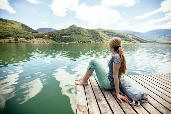 Se volete trovare refrigerio dal caldo estivo in uno degli otto laghi balneabili della provincia, potete informarvi in anticipo sulla qualità dei singoli specchi d'acqua (nella foto il lago di Caldaro) sul portale ambiente della Provincia. È anche disponibile una mappa interattiva (Foto: ASP/Gnews)