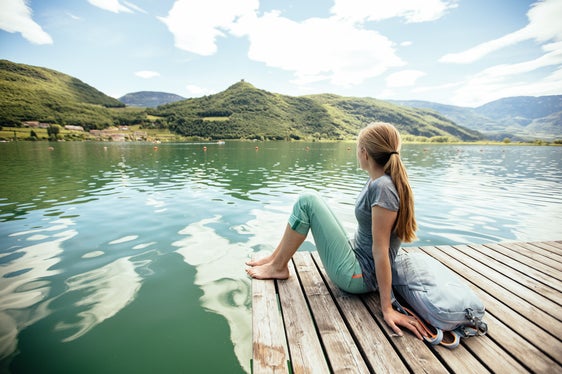 Se volete trovare refrigerio dal caldo estivo in uno degli otto laghi balneabili della provincia, potete informarvi in anticipo sulla qualità dei singoli specchi d'acqua (nella foto il lago di Caldaro) sul portale ambiente della Provincia. È anche disponibile una mappa interattiva (Foto: ASP/Gnews)