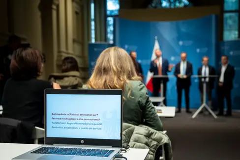 Zahlen, Investitionen, Ursachen und Maßnahmen zu Verspätungen und Zugausfällen sowie laufende und geplante Infrastrukturarbeiten standen im Mittelpunkt einer Pressekonferenz zur aktuellen Situation des Bahnverkehrs in Südtirol. (Foto: LPA/Fabio Brucculeri)