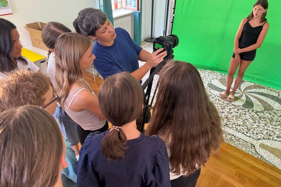 In einem der Workshops wurde das Filmen geübt. (Foto: LPA/Deutsche Bildungsdirektion/Eva Lageder)