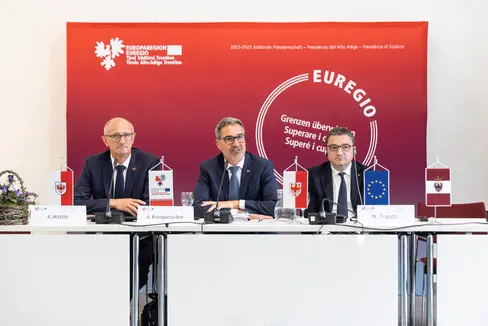 L ie unì prejentà l Ticket Euregio: da man ciancia, l sxurastant dl Tirol Anton Mattle, l presidënt dl’Euregio y dla Provinzia autonoma de Bulsan Arno Kompatscher y l presidënt dla Provinzia autonoma de Trënt Maurizio Fugatti. (Foto: USP/Tiberio Sorvillo)