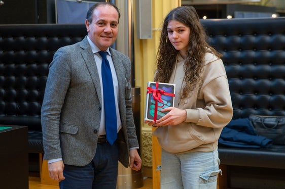 L'assessore Vettorato premia una delle vincitrici del concorso. (Foto: ASP/Fabio Brucculeri)