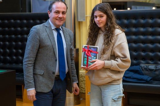 L'assessore Vettorato premia una delle vincitrici del concorso. (Foto: ASP/Fabio Brucculeri)