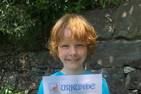 Mit höchstmöglicher Punktezahl hat Julian Marmsoler, Schüler der 3. Klasse der Grundschule Lanegg (Grundschulsprengel Lana), den ersten Rang in der Kategorie Ecolier erreicht. (Foto: Tamani Marsoner)