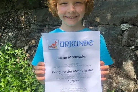 Mit höchstmöglicher Punktezahl hat Julian Marmsoler, Schüler der 3. Klasse der Grundschule Lanegg (Grundschulsprengel Lana), den ersten Rang in der Kategorie Ecolier erreicht. (Foto: Tamani Marsoner)