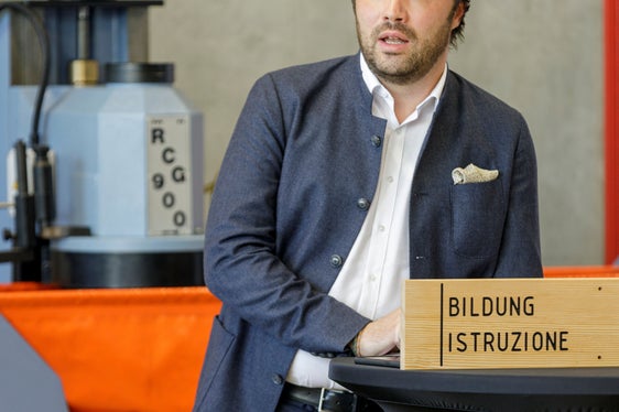 L'assessore provinciale Achammer ha espresso 3 auspici per la Provincia di Bolzano e per la popolazione altoatesina: che le persone non si prendano troppo sul serio, che si possa trovare un buon equilibrio di interessi, che si rafforzi la coesione e che nessuno venga lasciato indietro (Foto: ASP/Tiberio Sorvillo)