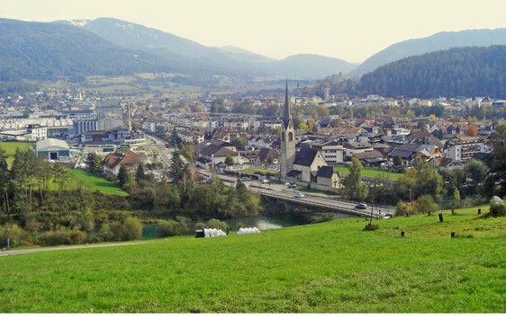 Stegen, wie es sich heute darstellt, mit Bruneck im Hintergrund (Foto: Maria Hilber Mutschlechner)