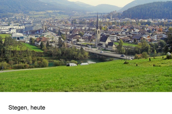 Stegen, wie es sich heute darstellt, mit Bruneck im Hintergrund (Foto: Maria Hilber Mutschlechner)
