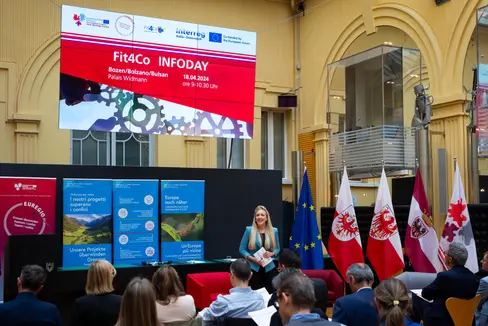 Durante l’evento informativo che si è tenuto nella mattinata di oggi (18 aprile) a Palazzo Widmann, a Bolzano, oltre 60 partecipanti interessati hanno potuto ricevere informazioni sulla nuova edizione di questo programma finanziato dall'Unione Europea. (Foto: ASP/Fabio Brucculeri)