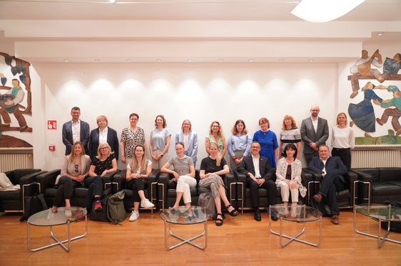 L'assessora provinciale al Personale Magdalena Amhof (in fondo, quinta da sinistra) ha guidato i partecipanti attraverso il Consiglio provinciale e ha discusso approcci innovativi per una politica del personale al passo con i tempi. (Foto: Consiglio provinciale dell'Alto Adige/Petra Caldonazzi)