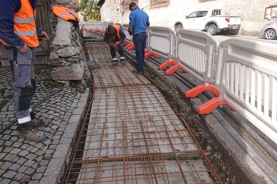 Im Zuge einer Sofortmaßnahme hat die Wildbach-Gruppe Kobald den Kortscherbach saniert, der mitten durch das Dorf verläuft. (Foto: Agentur für Bevölkerungsschutz/Amt für Wildbach- und Lawinenverbauung West/Martin Eschgfäller)