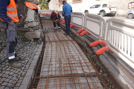 La squadra dei bacini montani sta ripristinando il rio Corces che attraversa il centro del Paese (Foto: Agenzia per la protezione civile/Ufficio provinciale sistemazione bacini montani ovest/Martin Eschgfäller)