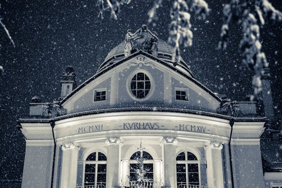 Für den Meraner Stadttheater- und Kurhausverein (im Bild das Kurhaus) beläuft sich die erste Zuweisung 2023 auf 280.500 Euro. (Foto: Unsplash)