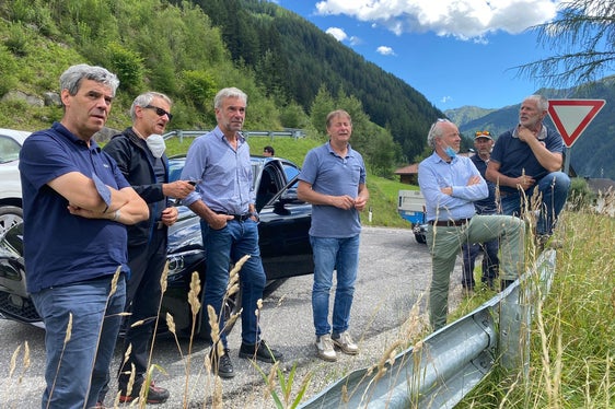 Besichtigung der Aufräumarbeiten in der Gemeinde Mühlwald mit (v.l.) Vizebürgermeister Mair, Amtsdirektor Gius, Landesrat Schuler, Bürgermeister Niederbrunner, Direktor Funktionsbereich Wildbachverbauung De Polo, Bauleiter Moser (Foto: LPA/Noemi Prinoth)