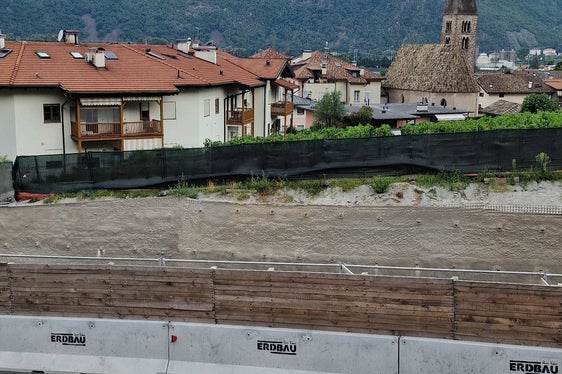 Sulla strada statale a Bronzolo sono in corso lavori di stabilizzazione del terreno. (Foto: USP/Angelika Schrott)