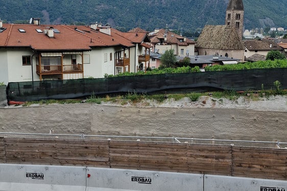 Sulla strada statale a Bronzolo sono in corso lavori di stabilizzazione del terreno. (Foto: USP/Angelika Schrott)