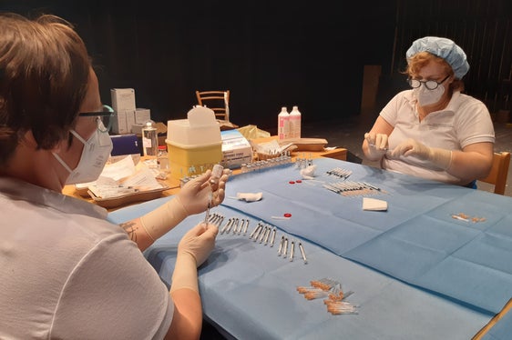 L'operazione è riuscita anche grazie al contributo di chi dietro le quinte preparava i materiali. (Foto: ASP/Guido Steinegger)