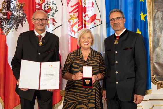 Ehrenamtliche Arbeit im Theaterwesen: Für diese Verdienste wurde Waltraud Engl (Brixen) geehrt. Auch ihr gratulierten die Landeshauptleute Mattle (l.) und Kompatscher (r.). (Foto: Land Tirol/Die Fotografen)