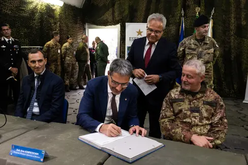 Landeshauptmann Kompatscher unterzeichnet das Übergabeabkommen, mit im Bild Staatsgüteragentur-Direktor Caizza (ganz links), Generalsekretär Magnago (im Hintergrund) und der Generalstabschef des Heeres, Serino (ganz rechts) (Foto: LPA/Ivo Corrà)