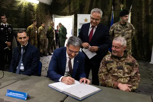 Landeshauptmann Kompatscher unterzeichnet das Übergabeabkommen, mit im Bild Staatsgüteragentur-Direktor Caizza (ganz links), Generalsekretär Magnago (im Hintergrund) und der Generalstabschef des Heeres, Serino (ganz rechts) (Foto: LPA/Ivo Corrà)