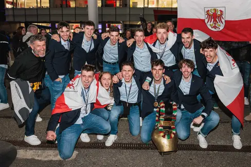 Haben Südtirol gut bei den World Skills in Lyon vertreten: Die Teilnehmenden Dominik Capovilla, Tobias Forer, Roland Insam, Lukas Aschbacher, Tobias Mutschlechner, Philipp Niederbrunner und Felix Gostner, (in der vorderen Reihe von links nach rechts) Stefan Rainer, Sarah Götsch, Stefan Breitenberger, Fabian Fischnaller und Christoph Auer mit Teamleader und Mentaltrainer Valentin Piffrader (1.v.l., hinten). (Foto: Handelskammer Bozen/Maximilian Goggi)