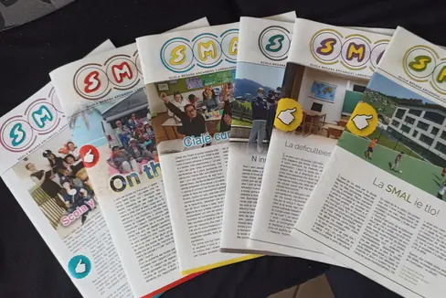 Iust te n tëmp che la comunicazion y l se baraté ora se porta pro a na maniera for plu asvelta y suvënz nce superfiziela ie la vela de n mesun de comunicazion “nia asvelt” coche la parola stampeda n sëni pedagogich sterch. (Foto: USP/Intendënza y Cultura Ladina)