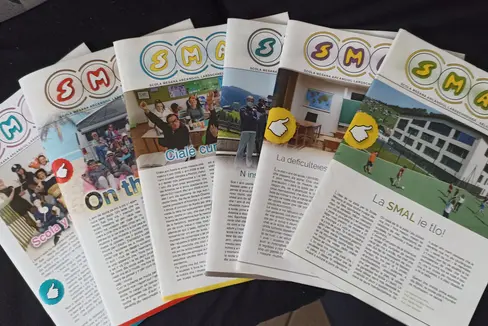 A Selva di Val Gardena, ogni fine anno scolastico, studentesse e studenti lavorano assieme per redigere un piccolo quaderno, dal grande valore simbolico. Il giornalino scolastico SMAL, acronimo della Scola Mesana Arcangiul Lardschneider. (Foto: USP/Direzione Istruzione, Formazione e Cultura ladina)