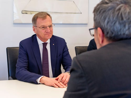 Il presidente Kompatscher (in primo piano) ha informato Stelzer sull'attuale situazione politica italiana e sullo stato dell'Autonomia dell'Alto Adige. (Foto: ASP/Fabio Brucculeri)
