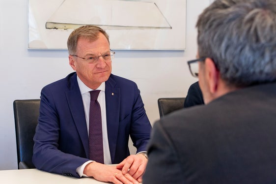 Il presidente Kompatscher (in primo piano) ha informato Stelzer sull'attuale situazione politica italiana e sullo stato dell'Autonomia dell'Alto Adige. (Foto: ASP/Fabio Brucculeri)