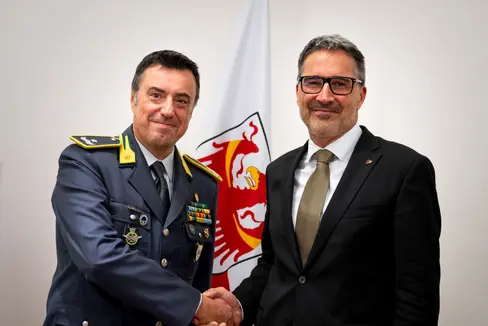 Collaborazione sempre più proficua: il comandante regionale della Guardia di Finanza Trentino-Alto Adige, generale di Brigata Gavino Putzu e il presidente della Provincia autonoma di Bolzano Arno Kompatscher (Foto: USP/Fabio Brucculeri)