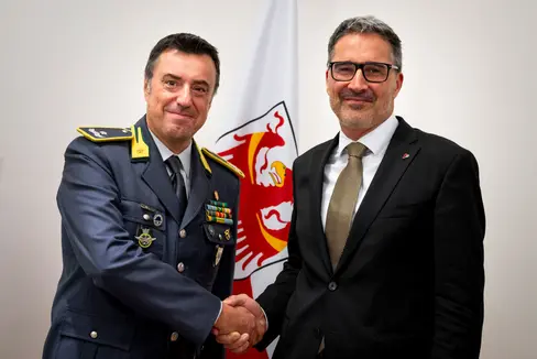 Collaborazione sempre più proficua: il comandante regionale della Guardia di Finanza Trentino-Alto Adige, generale di Brigata Gavino Putzu e il presidente della Provincia autonoma di Bolzano Arno Kompatscher (Foto: USP/Fabio Brucculeri)