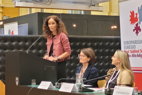 Die Tiroler Landesrätin für Soziales, Inklusion und Frauen Eva Pawlata (1.v.l.) ging auf die Gleichstellungsstrategien in Tirol ein, im Bild mit Euregio-Projektleiterin Roberta Tomazzoni (2.v.l.)und Ulrike Oberhammer, Präsidentin des Landesbeirats für Chancengleichheit für Frauen (3.v.l.). (Foto: Euregio/Armin Gluderer)