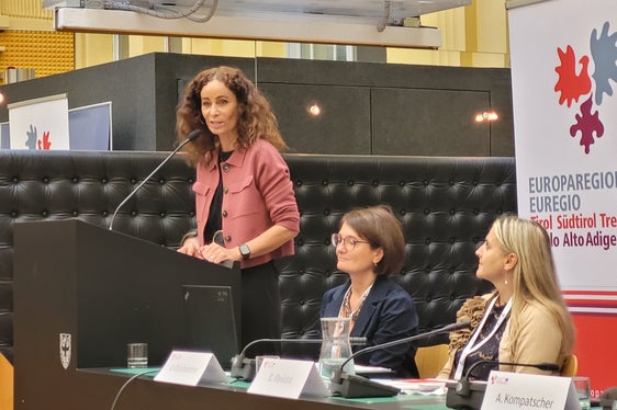 Die Tiroler Landesrätin für Soziales, Inklusion und Frauen Eva Pawlata (1.v.l.) ging auf die Gleichstellungsstrategien in Tirol ein, im Bild mit Euregio-Projektleiterin Roberta Tomazzoni (2.v.l.)und Ulrike Oberhammer, Präsidentin des Landesbeirats für Chancengleichheit für Frauen (3.v.l.). (Foto: Euregio/Armin Gluderer)