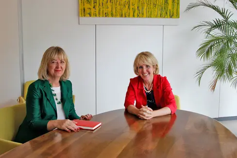 L'assessora Waltraud Deeg ha incontrato la direttrice della Caritas, Beatrix Mairhofer (Foto: ASP/Hannes Wisthaler)