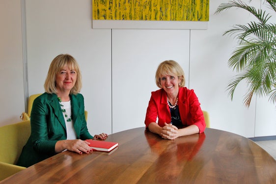 Wollen gemeinsam das soziale Netz in Südtirol weiter verdichten: Caritas-Direktorin Beatrix Mairhofer und Soziallandesrätin Waltraud Deeg. (Foto: LPA/Hannes Wisthaler)