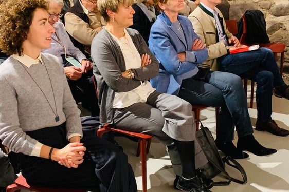 Interessiertes Publikum: in der ersten Reihe v. l. Elena Bertò und Marilena Defrancesco vom Generalsekretariat der Euregio, Martha Stocker und Christoph von Ach von der Euregio (Foto: Euregio)